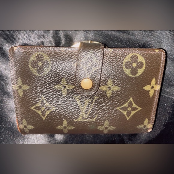 Louis Vuitton Accessories - Louis Vuitton Kisslock Wallet